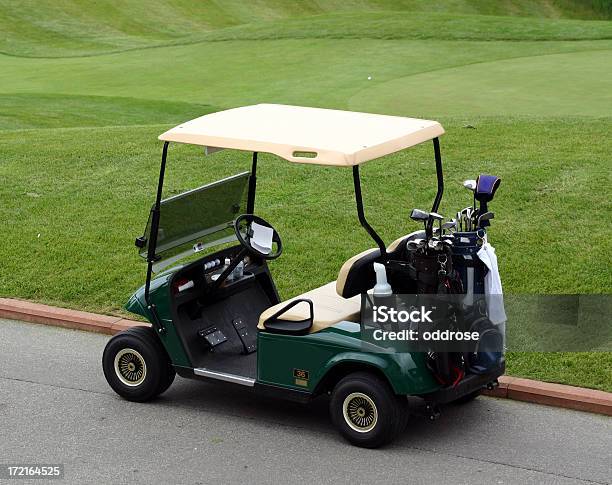 Photo libre de droit de Emply Voiturette De Golf Sur Le Green banque d'images et plus d'images libres de droit de Voiturette de golf - Voiturette de golf, Volant de voiture, Aliment en portion