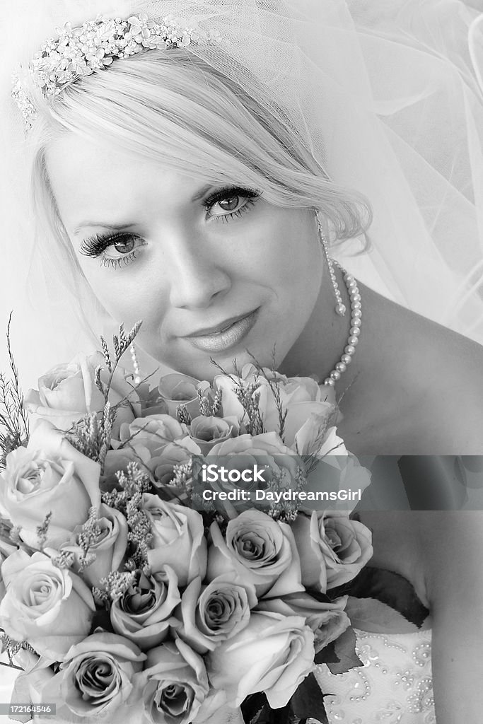 ブラックとホワイトの美しい花嫁 - 1人のロイヤリティフリーストックフォト