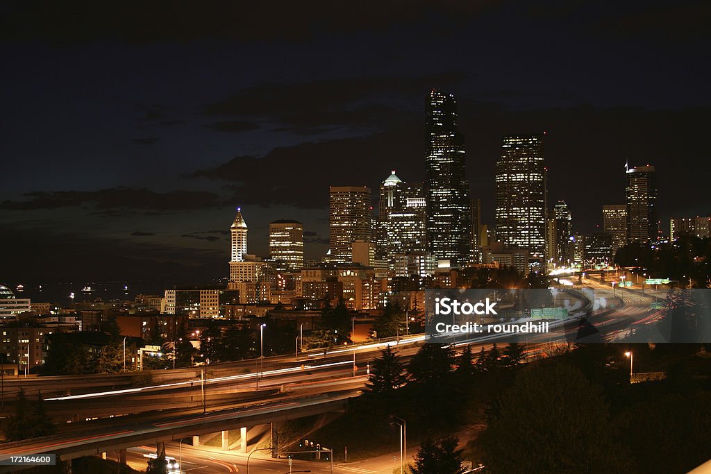 Seattle à noite - Foto de stock de Arranha-céu royalty-free