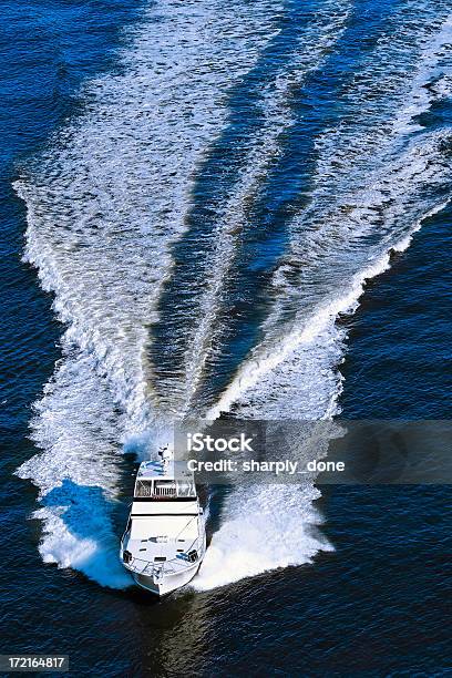 Photo libre de droit de Luxe Bateau À Moteur banque d'images et plus d'images libres de droit de Lac - Lac, Luxe, Transport nautique