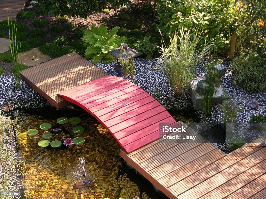 Red bridge com lagoa - Foto de stock de Ajardinado royalty-free