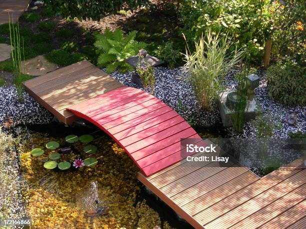 Foto de Red Bridge Com Lagoa e mais fotos de stock de Ajardinado - Ajardinado, Carpa, Casa