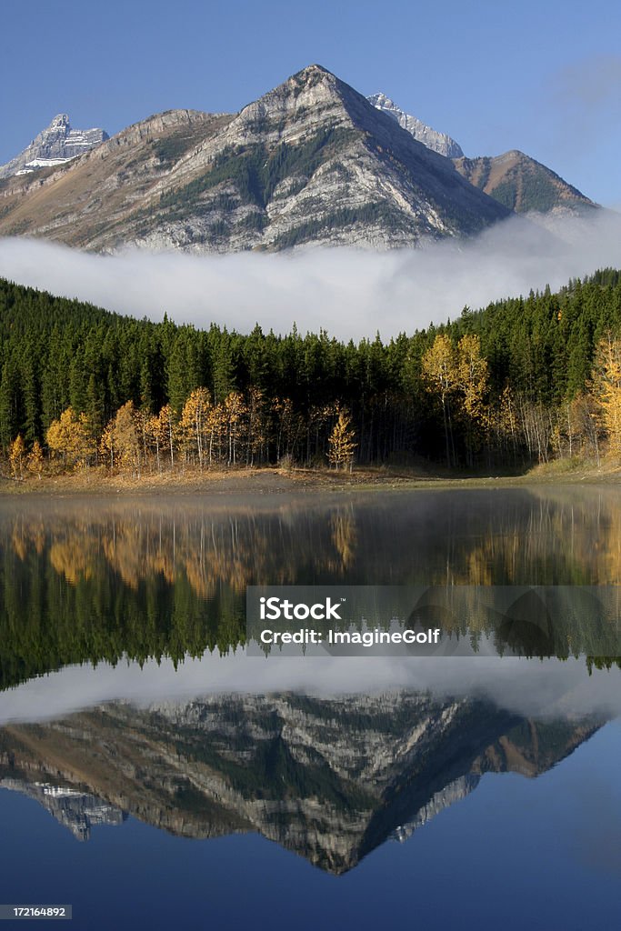 Reflexo de montanha outono - Foto de stock de Alberta royalty-free