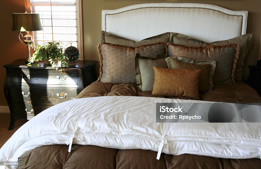 ベッドと鏡付タンス - くつろぐのロイヤリティフリーストックフォト