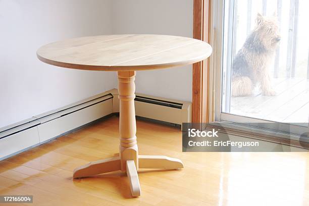 Tabla Perro Al Aire Libre Foto de stock y más banco de imágenes de Mesa - Mueble - Mesa - Mueble, Círculo, Madera - Material