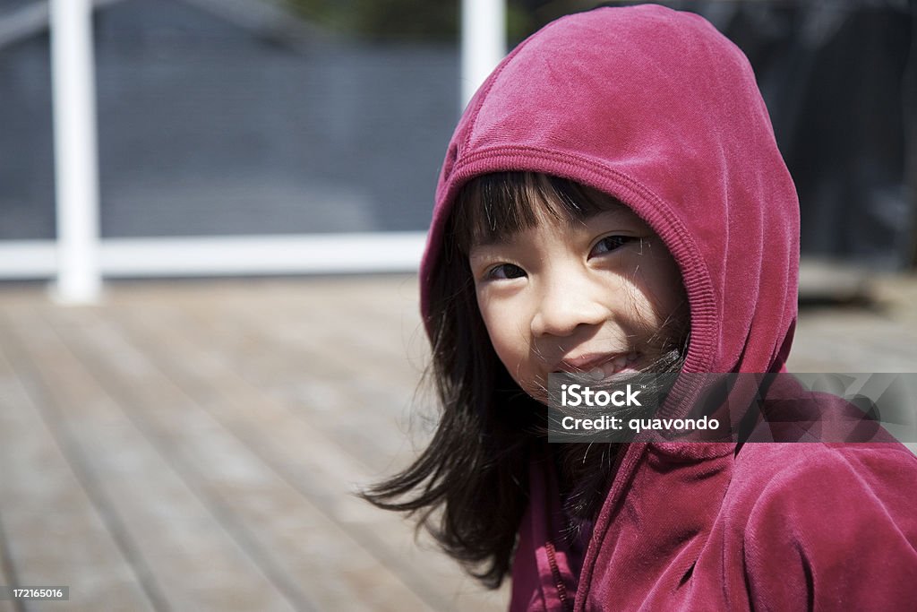 Adorable Aisan Little Girl Portrait avec capuche sur la terrasse, Copyspace - Photo de Petites filles libre de droits