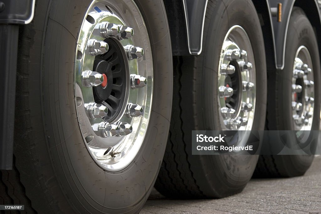 Trois camions pneus - Photo de Poids lourd libre de droits