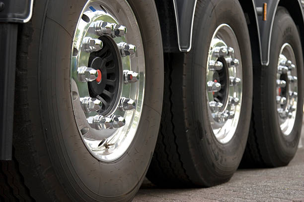 трех колес автокрана - truck tire стоковые фото и изображения