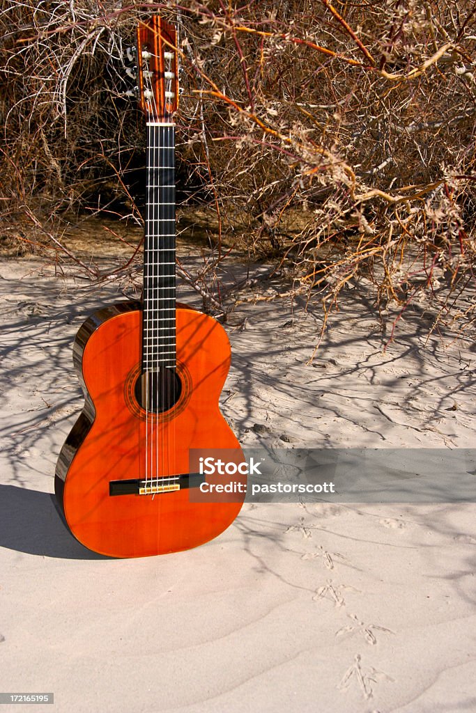 Duna de arena guitarra - Foto de stock de Abandonado libre de derechos