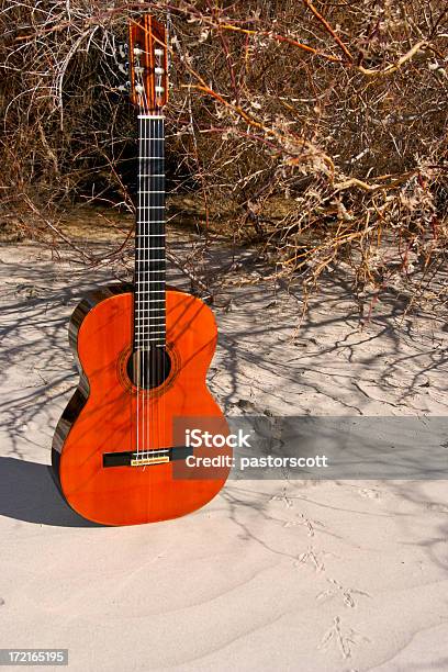 Duna De Arena Guitarra Foto de stock y más banco de imágenes de Abandonado - Abandonado, Anticuado, Antigualla