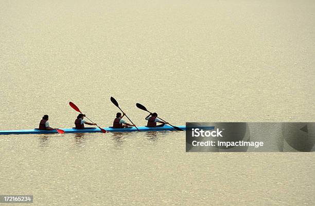 Equipo En Kayak Foto de stock y más banco de imágenes de Trabajo en equipo - Trabajo en equipo, Kayak - Barco de remos, Kayak - Piragüismo y canotaje