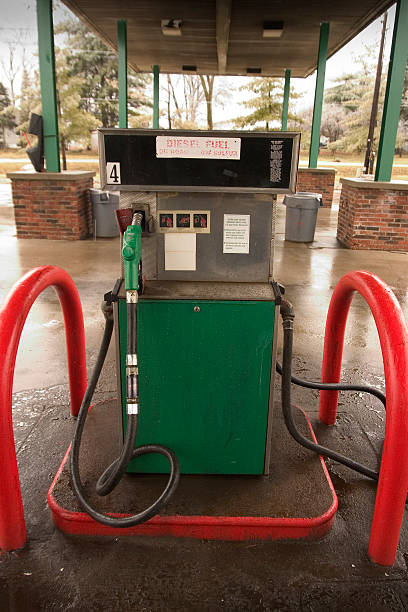 diesel à la pompe - gasoline gas station labeling fuel and power generation photos et images de collection