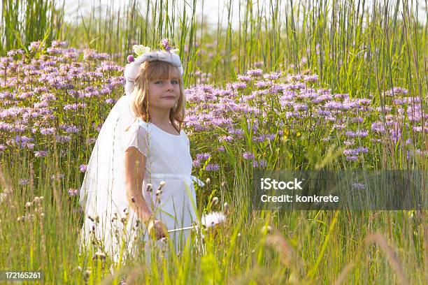 Girl With 완드 필드에 가공의 인물에 대한 스톡 사진 및 기타 이미지 - 가공의 인물, 꽃-식물, 녹색