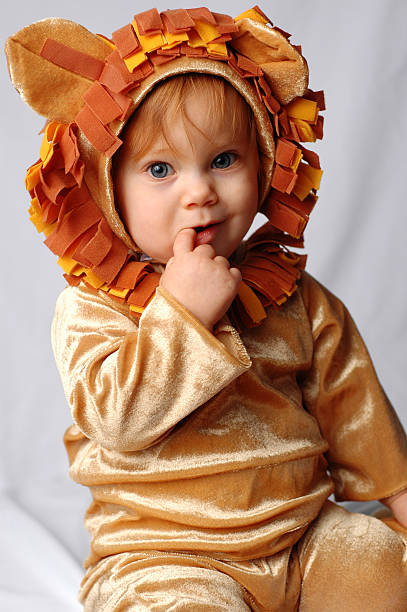 curiosidad poco de león - costume halloween lion baby fotografías e imágenes de stock