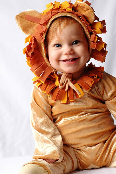 glücklichen kleinen löwen - costume halloween lion baby stock-fotos und bilder