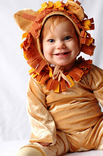 happy little león - costume halloween lion baby fotografías e imágenes de stock