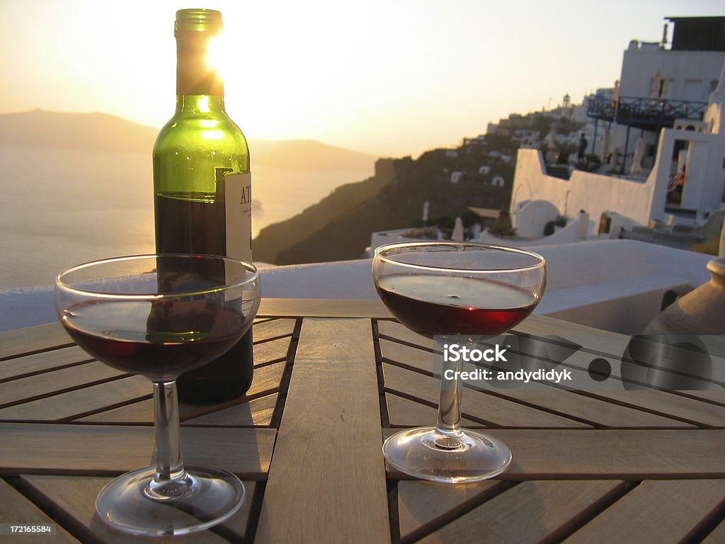 Vin sur Table, grecque Isle - Photo de Deux objets libre de droits