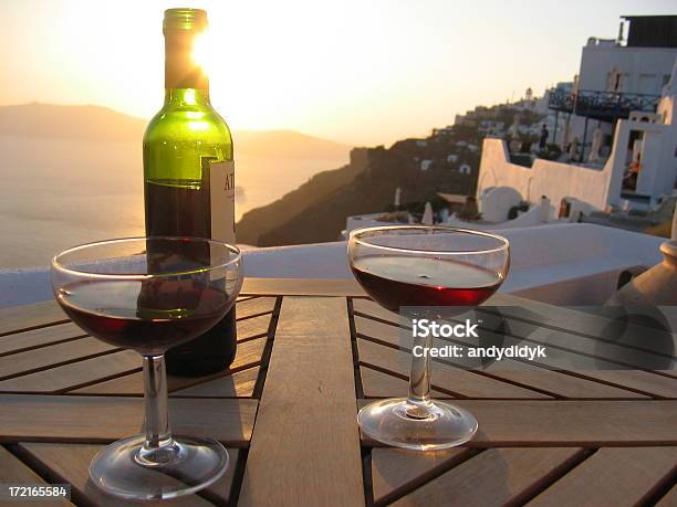 Vinho Na Mesa Grego Isle - Fotografias de stock e mais imagens de Dois Objetos - Dois Objetos, Duas Pessoas, Mesa para Dois