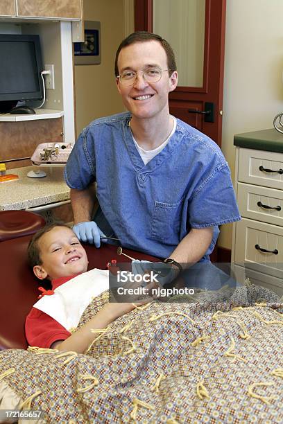 Childrens Zahnarzt 69 Stockfoto und mehr Bilder von Erwachsene Person - Erwachsene Person, Fotografie, Freundschaft
