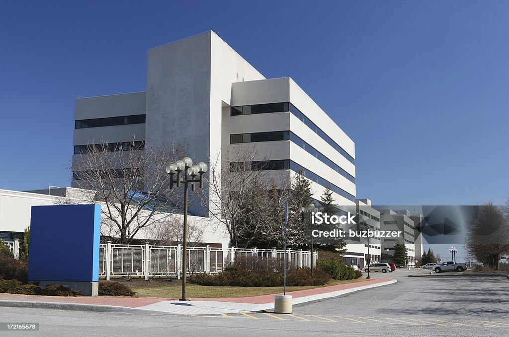 Hôpital moderne immeuble avec panneau - Photo de Hôpital libre de droits