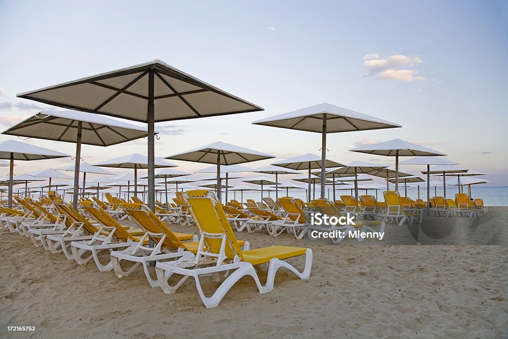 holiday beach con vuoto sunlounger - Foto stock royalty-free di Abbandonato