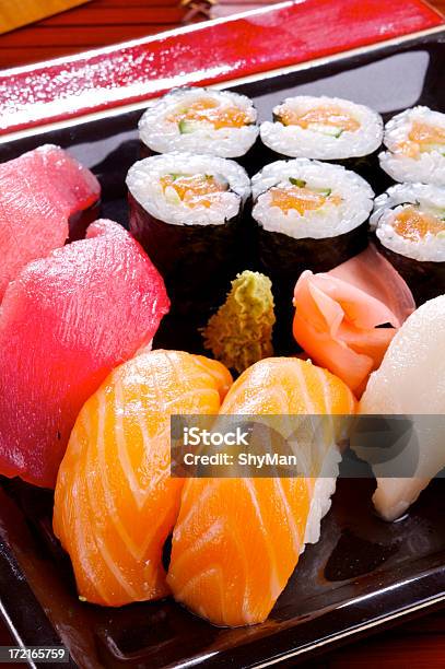 Sushi - Fotografias de stock e mais imagens de Arroz - Alimento Básico - Arroz - Alimento Básico, Atum - Peixe, Comida