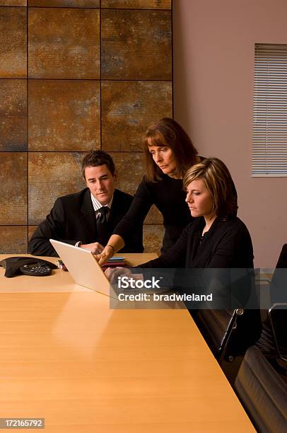 Businessteam Stockfoto und mehr Bilder von Büro - Büro, Drei Personen, Offizielles Treffen