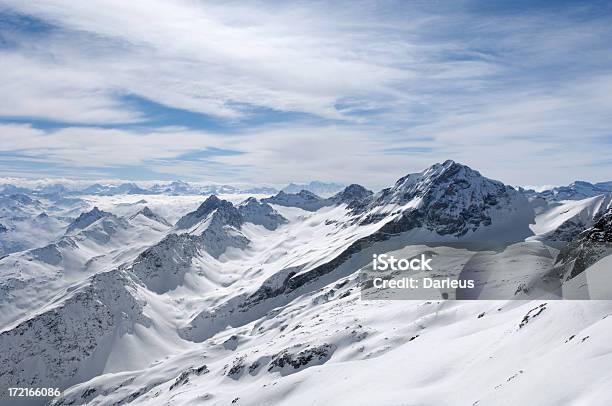 Montañas Cubiertas De Nieve Foto de stock y más banco de imágenes de Aire libre - Aire libre, Alpes Europeos, Alpes suizos