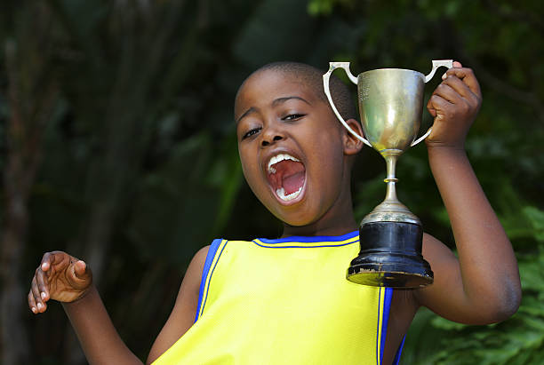 soy el premio three - winning achievement award little boys fotografías e imágenes de stock