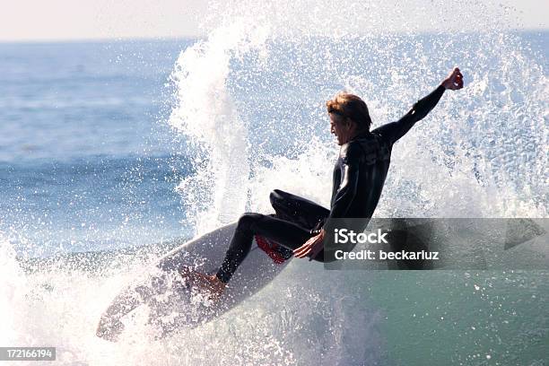 Foto de Surfista Dando Grande Spray e mais fotos de stock de Arrebentação - Arrebentação, Borrifo, Destino turístico