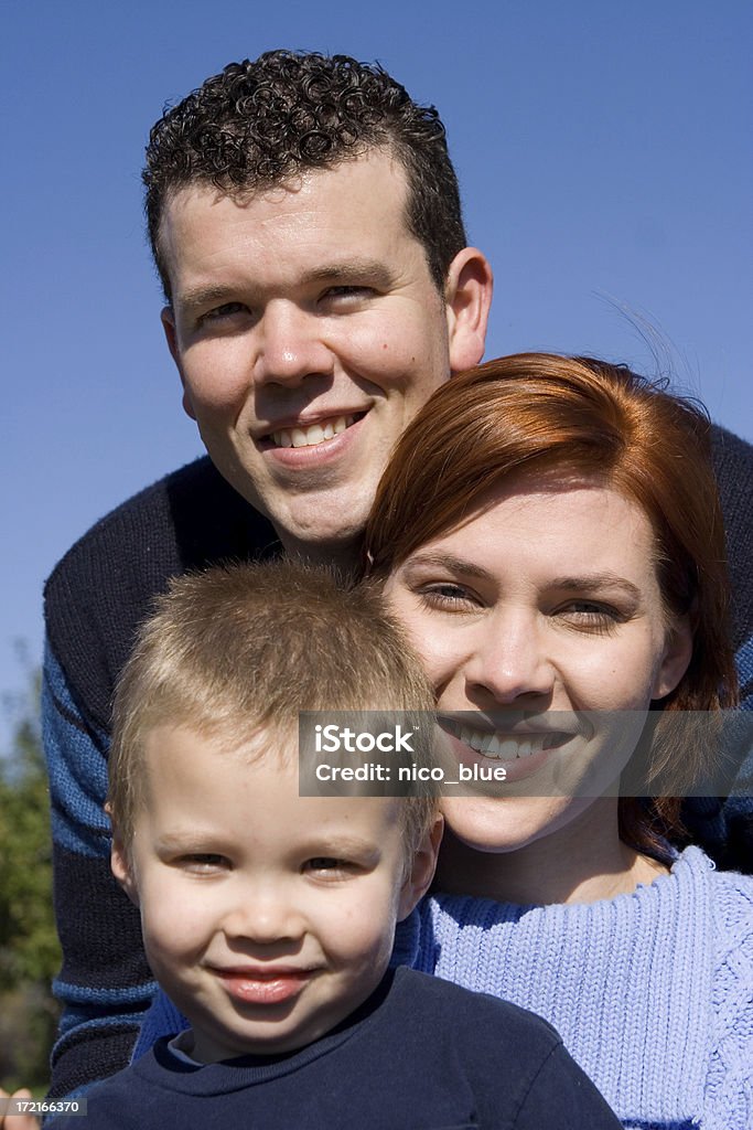 Jeune famille contre Bleu ksy - Photo de Adulte libre de droits