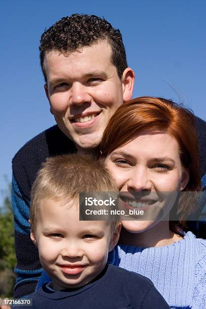 Famiglia Giovane Contro Blu Ksy - Fotografie stock e altre immagini di Abbigliamento casual - Abbigliamento casual, Adulto, Affettuoso