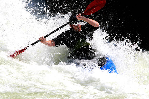 whitewater remador de caiaque - white water atlanta kayak rapid kayaking - fotografias e filmes do acervo