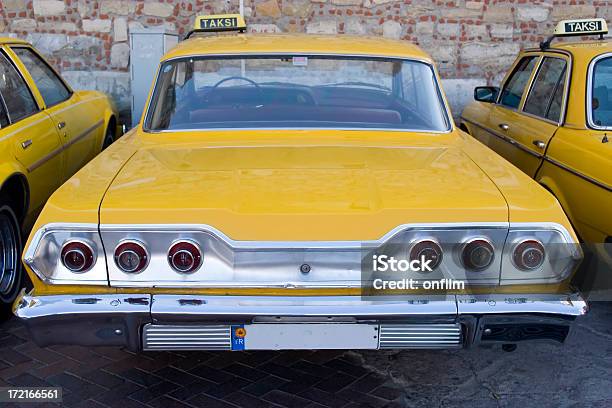 Photo libre de droit de Grand Taxi Jauneaméricain Vintage Voiture banque d'images et plus d'images libres de droit de 1960-1969 - 1960-1969, Asie, Asie de l'Ouest