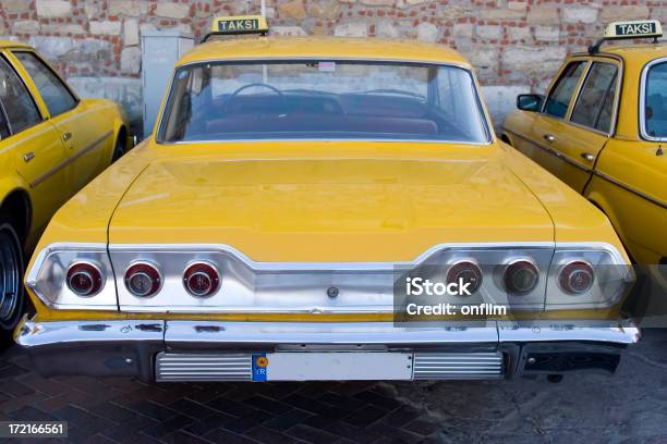 Big Táxi Amarelovintagealuguer De Carros - Fotografias de stock e mais imagens de 1960-1969 - 1960-1969, Amarelo, Atrás