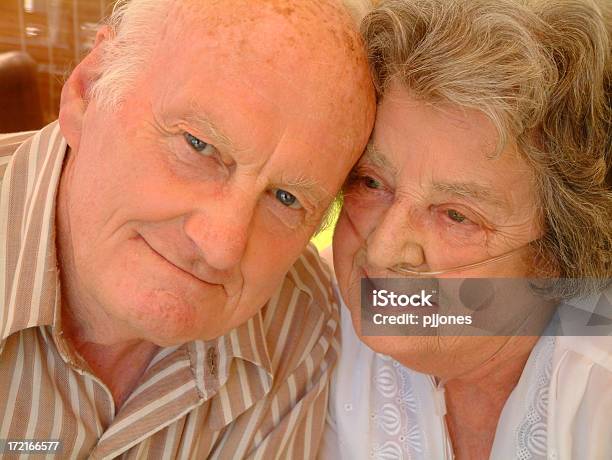 Foto de Casal Idoso e mais fotos de stock de Abraçar - Abraçar, Achar, Admiração