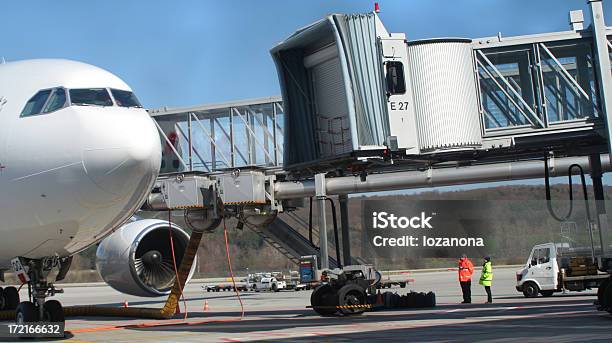 Aeroporto Di - Fotografie stock e altre immagini di A mezz'aria - A mezz'aria, Aereo di linea, Aeroplano