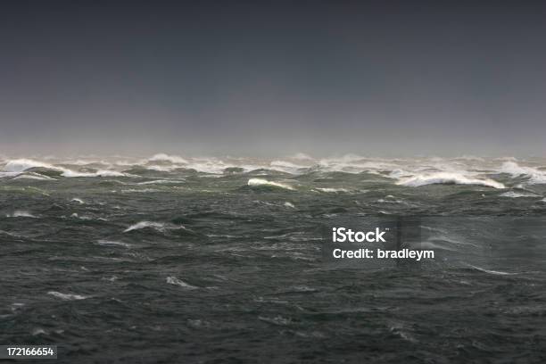 Vehemente Al Mar Foto de stock y más banco de imágenes de Agua - Agua, Aire libre, Cielo