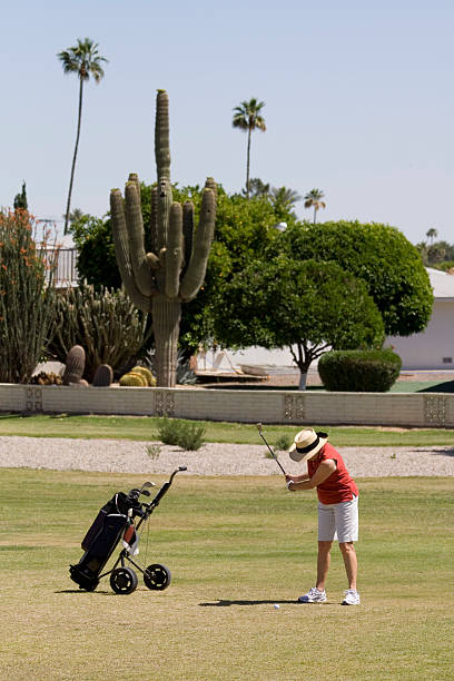 en arizona golfeuse - golf women golf swing arizona photos et images de collection