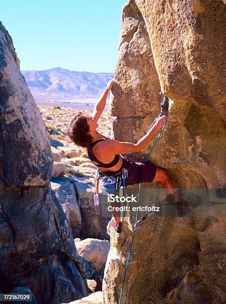 Hembra Rock Climber Foto de stock y más banco de imágenes de Actividad de fin de semana - Actividad de fin de semana, Actividades recreativas, Adulto