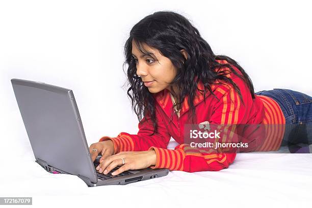 Foto de Hispânica Garota Adolescente Com Computador Portátil e mais fotos de stock de Adolescência