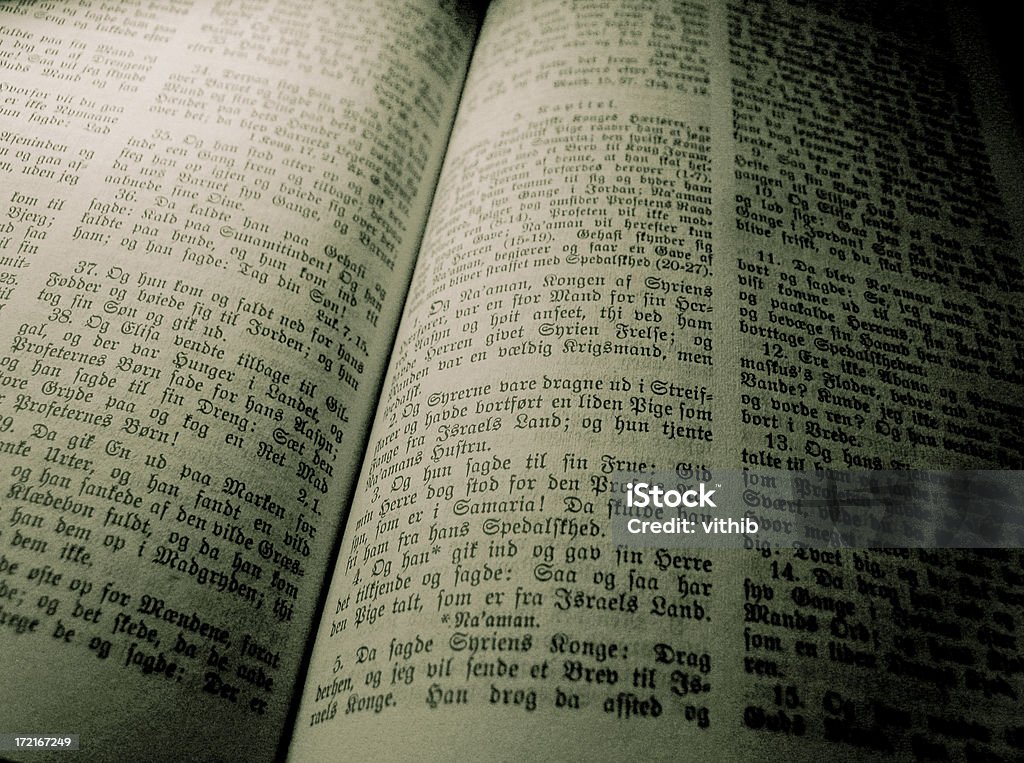 Abra o velho Bíblia com dizeres Gótico - Foto de stock de Aberto royalty-free