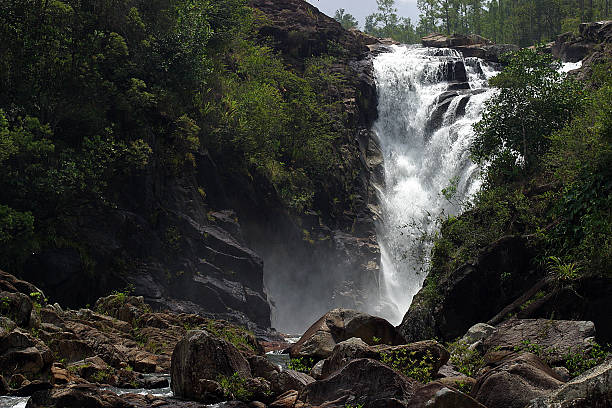 grandes caídas de rocas - large waterfall fotografías e imágenes de stock