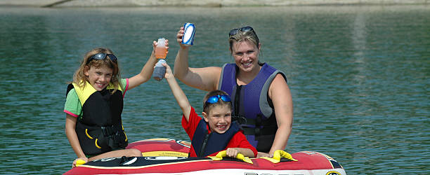 cheers 튜브 - life jacket family sailing lake 뉴스 사진 이미지