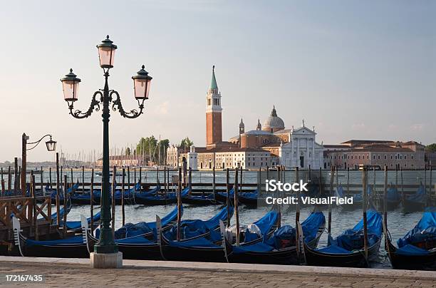 Veneziagondole San Giorgio Maggiore - Fotografie stock e altre immagini di Acqua - Acqua, Attrezzatura per illuminazione, Città