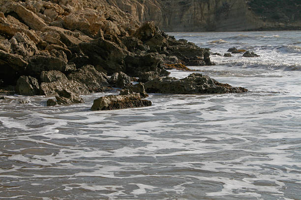 acqua con rompere le onde del mare contro le rocce - white water atlanta foto e immagini stock