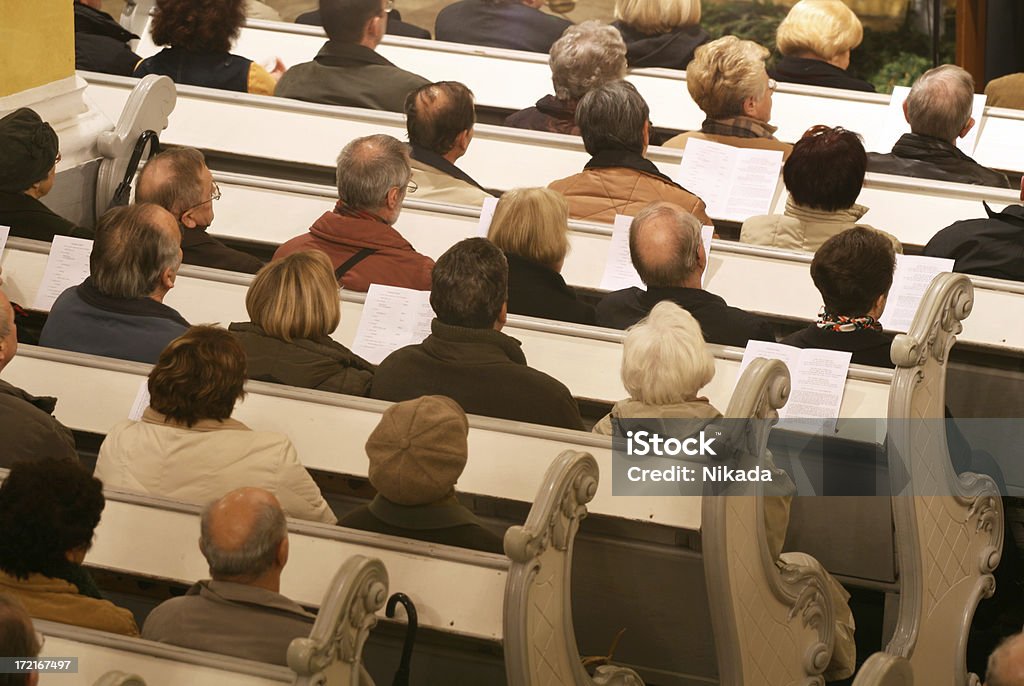 Oração numa igreja - Foto de stock de Congregação royalty-free