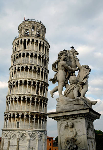 Torre y estatuas - foto de stock