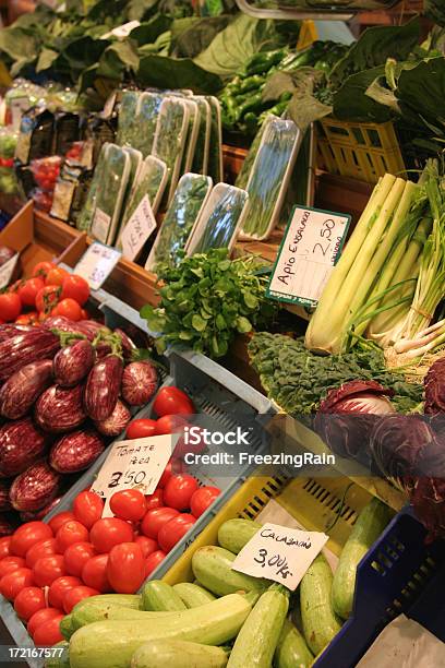 Frisches Gemüse Auf Dem Markt Stockfoto und mehr Bilder von Aubergine - Aubergine, Bauernmarkt, Formatfüllend