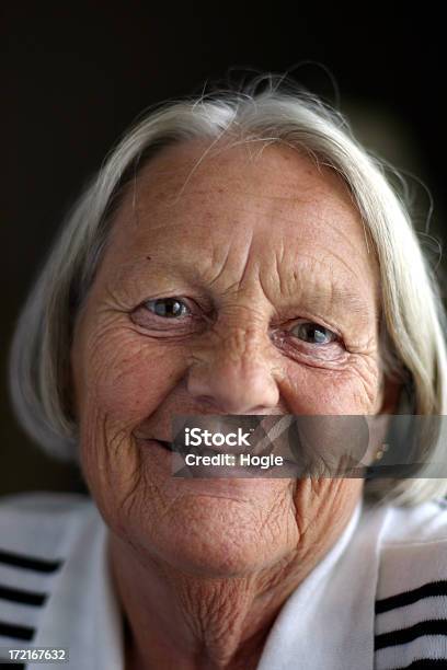 Szczęśliwy Treść Starszy - zdjęcia stockowe i więcej obrazów Aktywni seniorzy - Aktywni seniorzy, Dorosły, Fotografika